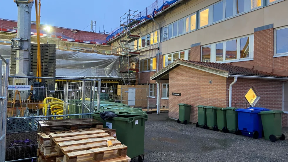 Vatten började läcka in i kommunhuset i Strängnäs tidigt på onsdagsmorgonen. Kommunhuset byggs för närvarande om.