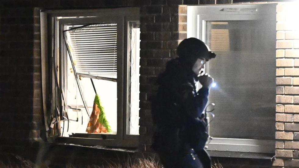 Polis på plats i Bro efter larm om en explosion.