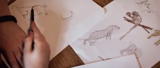 Här kallas Linus, 10, för "din lilla apa" av sin elevassistent