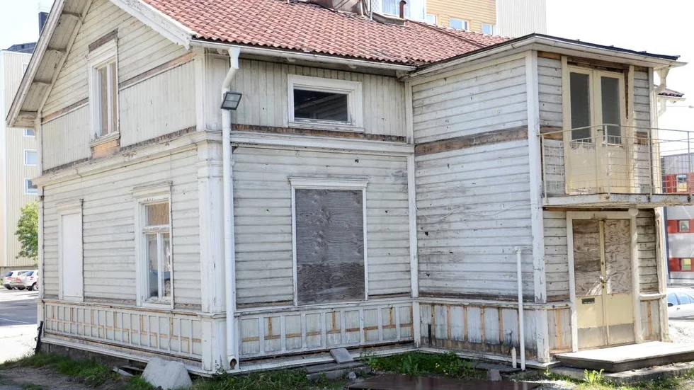 Timring. Det här gamla huset på Trädgårdsgatan har stått övergivet i många år. Nu ska huset rivas, eller rättare sagt timras ned. I framtiden ska det byggas bostäder här.