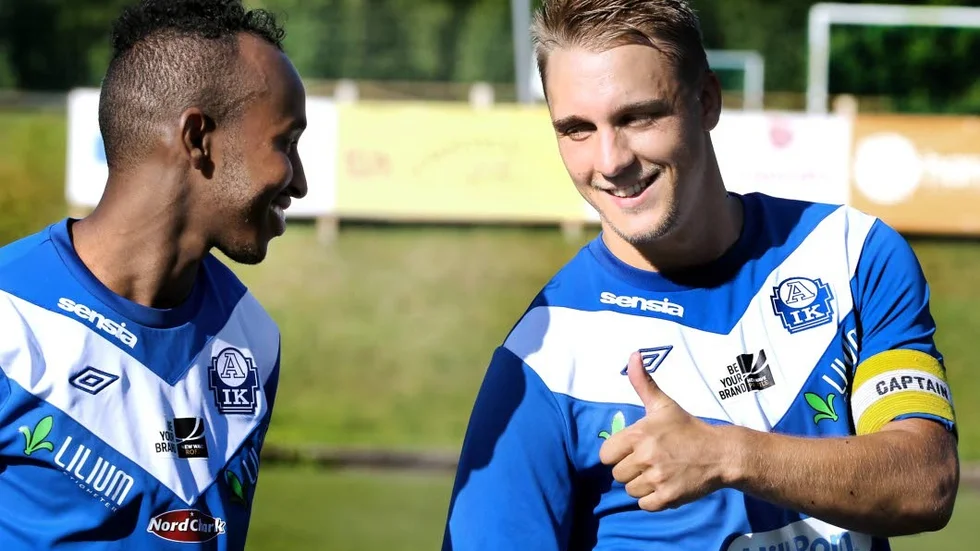 Kaxig. Leo Österberg till höger i bild lovar att han stänker in 30 mål den här säsongen i den nya klubben Heden, förutsatt att kroppen håller.