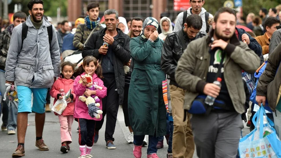 Olika grupper. Skillnad mellan flyktingar och migranter av ekonomiska skäl.