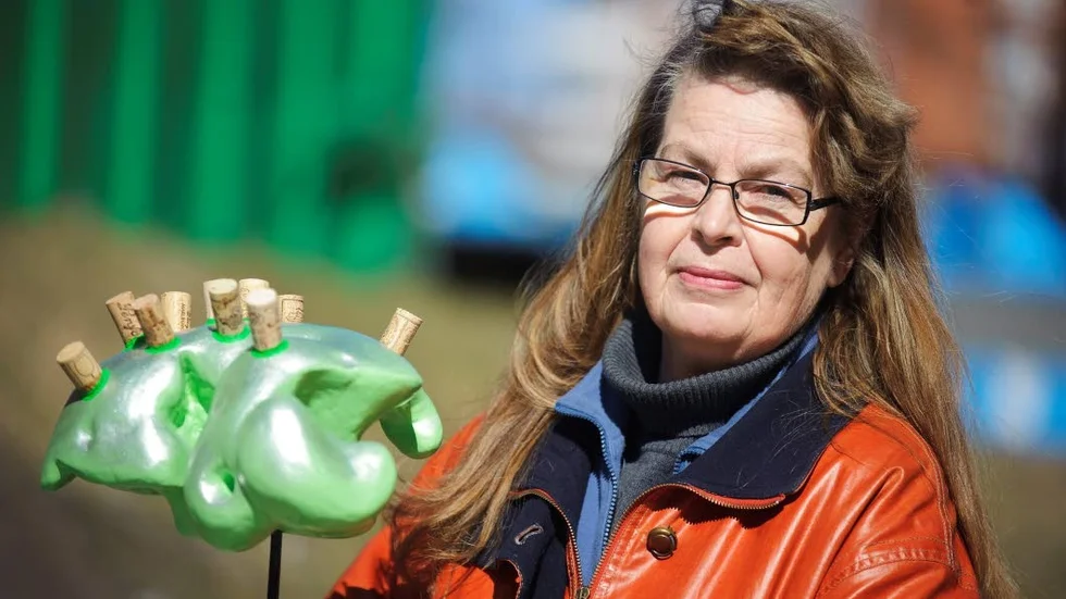 Missnöjd. Barbro Behm har gjort en skulptur för att visa sitt missnöje med landstingets nedmontering av sjukvården i Kiruna.
