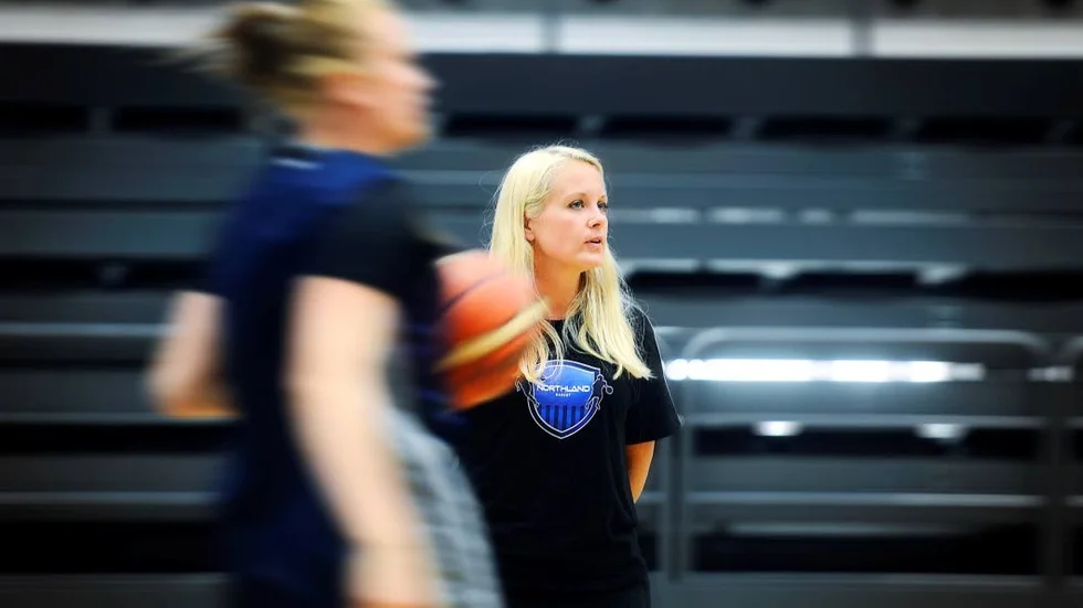 Förlänger. Malin Holmqvist blir kvar som assisterande coach i Northland Basket.
