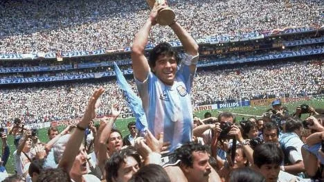 På toppen. Maradona och Argentina firar VM-guldet i Mexico City den 29 juni 1986.