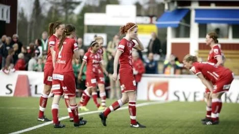 Besvikna lämnar Piteås fotbollstjejer LF Arena efter en ny förlust, 0-4 mot Linköping.