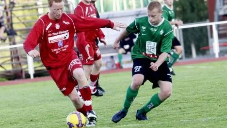 Jonas Lindkvist (till vänster) var en av Piteås tongivande spelare i segermatchen mot Rosviks IK i söderfyran. Piteå vann med 4-1 och spetsar till toppstriden.
