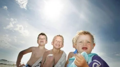 Oscar Persson, 6 år, Hjalmar Nyström, 7 år, och Emil Persson, 3 år, från Skellefteå solar och badar på semestern vid Pite havsbad.