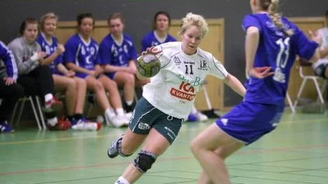 Strömnäs besegrade Sundsvall med 33-24 och därmed leder laget division 2 Norra. Malin Lundström (i vit tröja) gjorde hela 13 mål.
