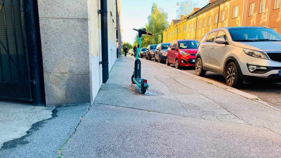 Visst blev det en lag på att elsparkcyklar inte fick parkeras på gångbanor och andra ställen så att de hindrade gående personer? Skriver signaturen "Olof".