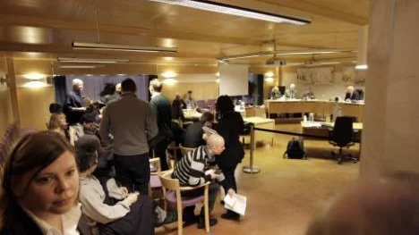 Det blev väldigt känsloladdat i rättssalen i Gällivare på tisdagen när rättsläkaren redogjorde för obduktionen av Carolin och visade mycket närgångna bilder. 51-åringen var nära att svimma och fick hjälpas ut ur salen.