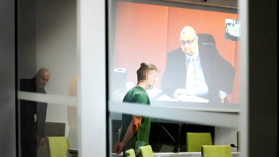 Nytt förhör. Hagamannen Niklas Lindgren, som under förhandlingen i Haparanda tingsrätt hörde på länk, kommer att förhöras igen i hovrätten. På bilden syn en av de åtalade männen och advokat Marko Tuhkanen, som fanns vid Lindgrens sida som målsägarbiträde.