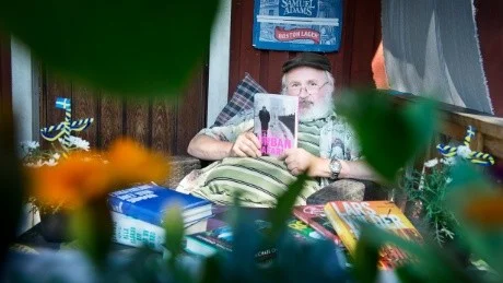 PÅ VERANDAN. Bästa sättet att njuta av en norrbottnisk sommar - med en bok, eller två, på verandan.