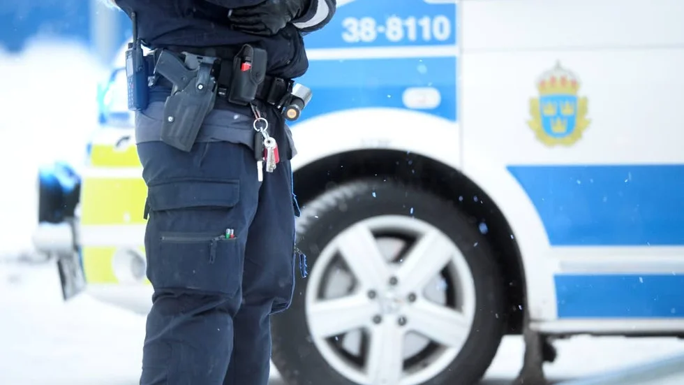 Greps. En man i 20-årsåldern greps efter att ha slagit en kvinna. Han anhölls sedan han även sparkat en av de poliser som grep honom.