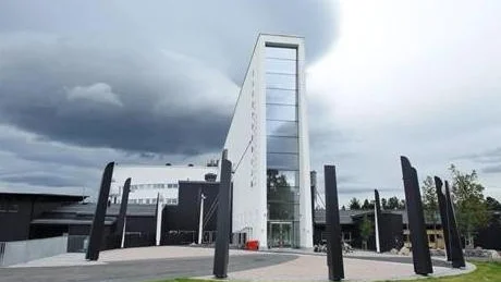 FUKTSKADAT. Nya Raketskolan i Kiruna hann inte vara i bruk mer än en termin innan man hittade fuktskador som byggts in i den gamla delen av skolan. Nu saneras skadorna och skolverksamheten ska inte påverkas nämnvärt.
