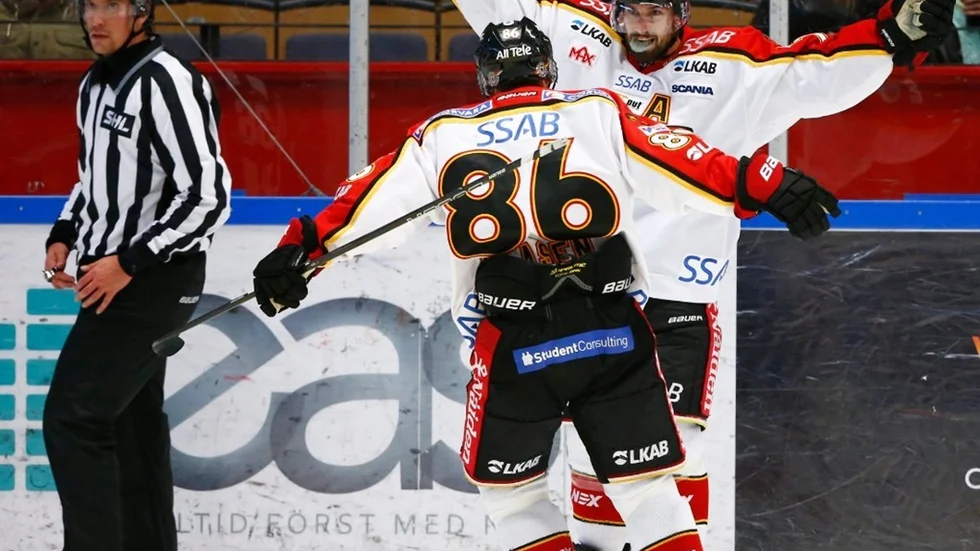 Luleås Niklas Olausson gör 2-2 i lördagens match mellan Linköpings HC och Luleå Hockey på Cloetta Center.