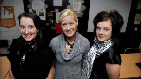 STÖDJER SAMARBETE. Ulrika Wänseth från Luleå & Co (mitten) är en av många som uppskattar Entrepenörsgymnasiet i Luleå.  Elevernas kunskap och engagemang är till stor hjälp, säger hon. Eleverna Anna Söderström och Anna Karlsson trivs med uppgiften.