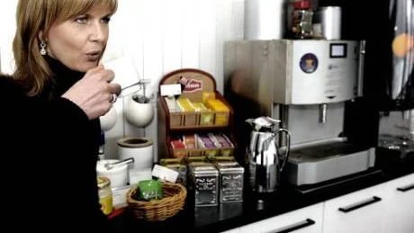 EN KOPP. En kopp, i dubbel bemärkelse gott kaffe, rättvisemärkt förstås, tar sig meteorologen Tone Bekkestad, känd från TV 4:s vädertjänst. Hon talade om klimatets framtid.