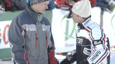 LÄNSESS. Länets två stora, Emil Öhman,tv, Petter Nårsa,th, när det gäller skotercross planerar hur de ska göra när det första finalheatet drar igång.