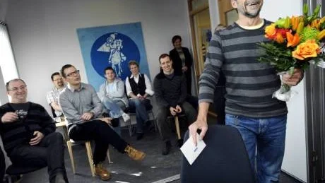 LÄMNAR MED ETT LEENDE. När Jan-Erik Thelénius tackades av var det med blandade känslor. Men hans historier lockade fram många skratt.