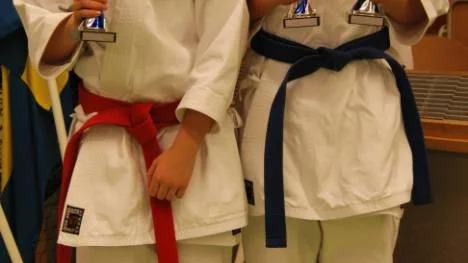 Cassandra Frejdh och Jens Johansson, Inyon, på prsipallen vid Stockholm Open i karate.