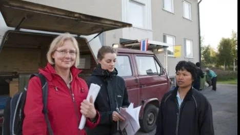 Annika Lidström och Karin Hedborg från kommunens miljökontor gjorde en oanmäld inspektion av thailändarnas boende i Moskosel, Sunantha Sundberg, till höger, var med som tolk.