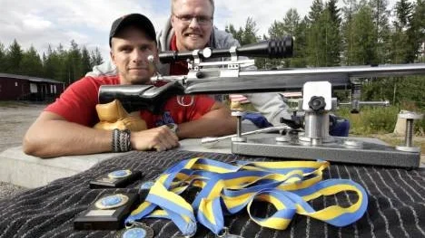 Bröderna Gebing, Jonas (till vänster) och Borne, bildade för några veckor sedan Blåsmark Benchrest. Det firade bröderna med att ta fem medaljer i SM, bland annat lagguldet.