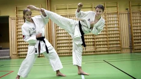 Syskonen Beatrice Lindqvist och Andre Lindkvist från Piteå tävlar i karate-VM i Mexiko om en månad.