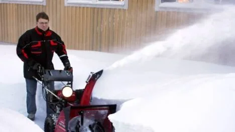 Hans Carlsson, delägare i Piteå Mc & Motor AB, kör med den enda snöslungan han har kvar. Den behöver han för eget bruk. "Vårt lager har varit helt tomt på snöslungor sedan i januari", säger han.
