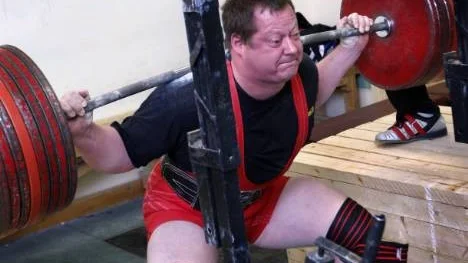 David Holmberg, Öjeby AK, tävlar i helgen i styrkelyft-EM. I benböj (bilden) har han klarat 397 kilo, vilket är nytt personbästa. "Får jag till en drömtävling kan det räcka till medalj", tror David. (Arkivbild)