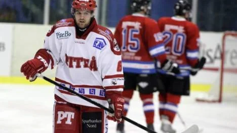 Anton Edlund gjorde Piteås första seriemål för säsongen, men i övrigt var det inte så värst mycket att glädjas över för Piteå i lördags. Det blev en helt oväntad förlust mot Boden med 5-6 efter straffar.