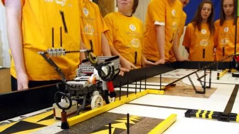 Älvåkraskolans team Laborob satsar för seger i årets Robolab-tävling. En del handlar om att programmera en robot att utföra mängder av uppgifter.