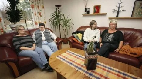 "Jag flyttade till Norrbotten för ett år sedan. Då var jag mitt inne i en väldigt djup depression. Tjejerna här på Träffpunkten har fått mig på fötter igen och jag känner nu lusten att leva och skratta", säger Kerstin Hjortö, här tillsamman med Rose-Marie Öberg, till vänster. "Många som kommer till Träffpunkten är beroende av att ha fasta punkter och möta samma personal. Jag tycker det är synd om Rose-Marie och Lena som måste sluta", säger Kerstin. Björn Snell, till höger, tillsammans med Lena Nilsson, kommer varje eftermiddag till Träffpunkten för att låna datorn och kolla sina mejl. "Här träffar man sina vänner, det är ett viktigt ställe för mig", säger Björn.