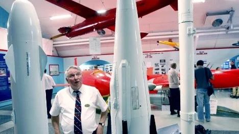 Den presentrobot som RFN fick i samband med jubileumet visade sig innehålla farligt material. Den här bilden är tagen i samband med firandet och visarGunnar Thorngren en av pionjärerna när verksamheten drog igång på RFN-basen. Robotarna som syns har ingen koppling till den aktuella presentroboten. (Arkivbild)