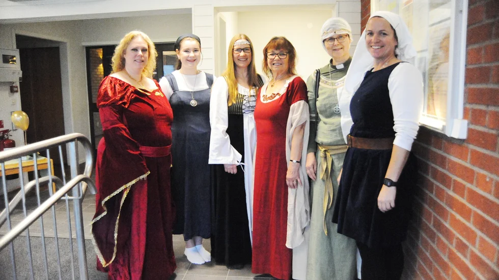 Medeltida kyrkobesökande kvinnor kunde ha sett ut så här:
Fr.v. Ingela Nordlund, Aino Mayo, Maria Bucht, Ann-Marie Morin-Eriksson, Minna Miettinen, Åsa Andersson-Ulvede.
