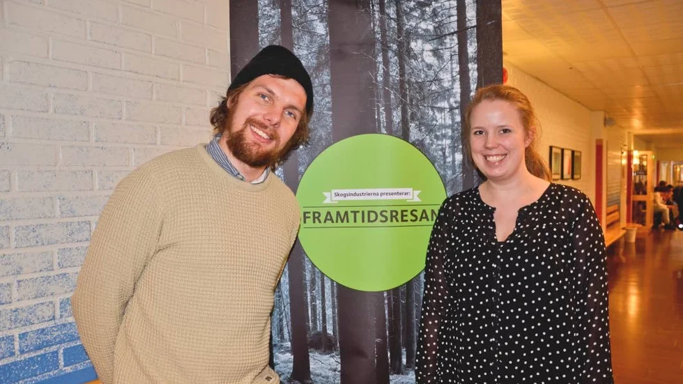 Ska locka. Ambassadörerna i Skogsägarnas projekt framtidsveckan vill få unga att upptäcka arbetsmöjligheterna inom skogsindustrin. Till vänster Wilhem Magnusson och till höger Sara Karlsson.