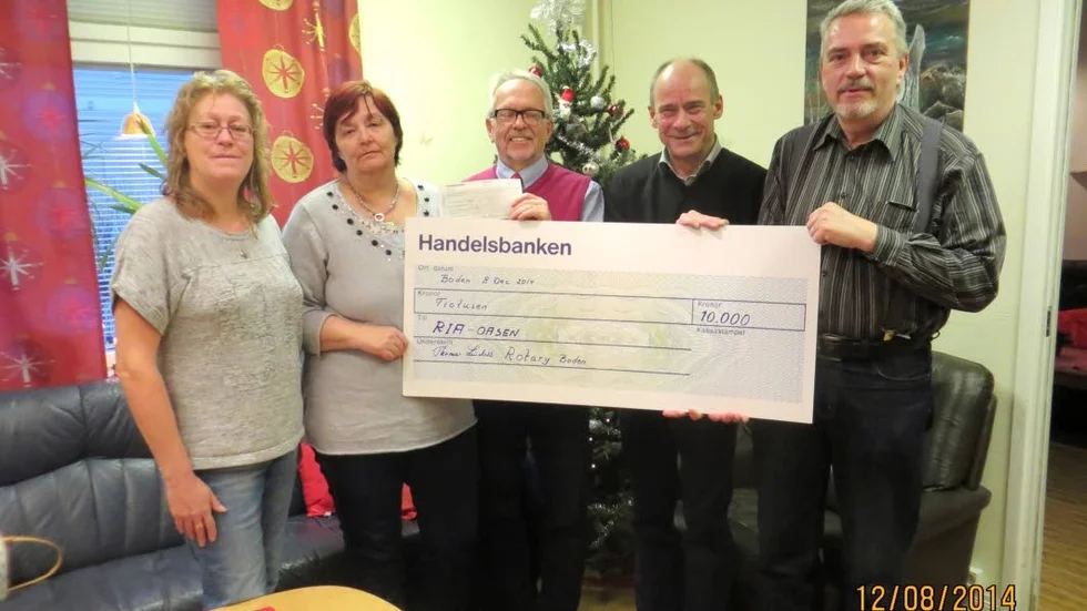 Rotary gav stöd. Rotaryklubbarna i Boden har delat ut pengar till Föräldrar mot narkotika och Ria Oasen. Här Mona Berglund och Annica Hagberg, FMN, Leif Nordström och Thomas Lindell, Rotary, samt Kjell Edlund, Ria Oasen.