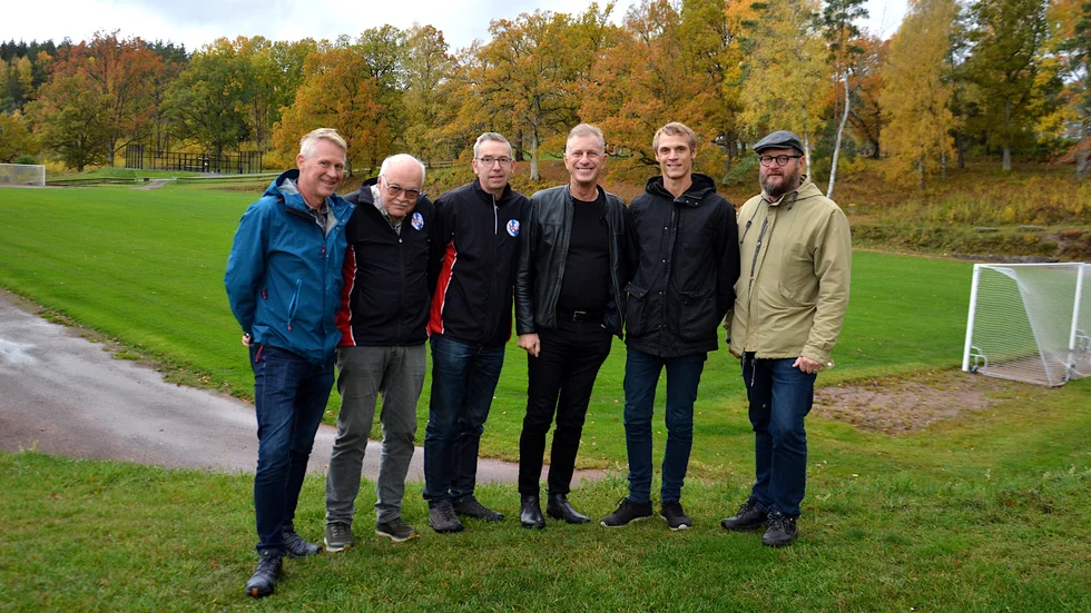 Projektledaren Mats Rosander, Hannes Carlsson, Andreas Hellgren (står för mat och logi), Björn Persson i projektgruppen, Gustav Eriksson, kommunikationsansvarig på kommunen, samt Lars Beckman (S), framför planen där målgång ska ske.