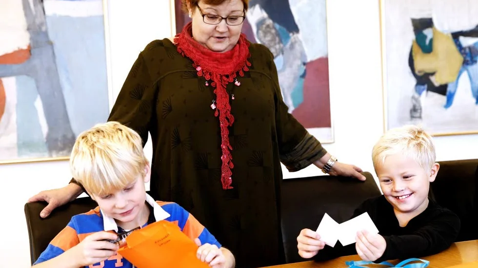 Inte råd. Kommunalrådet Yvonne Stålnacke (S) flaggar för att effektiviseringar och omprioriteringar för att klara utbyggnaden av skola och förskola. Här med elverna Alexander Larsson och Noah Vidmark.