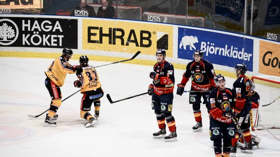 Hovmästare. Christopher Mastomäki är född i Stockholm och har spelat ungdomshockey i Djurgården. Självklart var det en speciell känsla att få göra första SHL-målet på "hemmaplan".