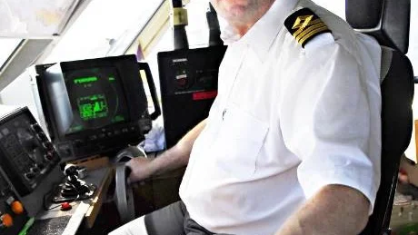 styr skutan. Kaptenen på Kungsholm som kör ut Luleåborna i skärgården. Foto: Josefin  Wiklund