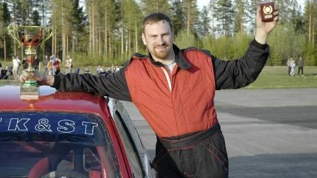 NÖJD. Örjan Larsson utesluter inte fler tävlingar i drifting. Han har fått förfrågningar att ställa upp i Vilhelmina som kommer att arrangera drifting.Foto: PEDER GRANSTRÖM