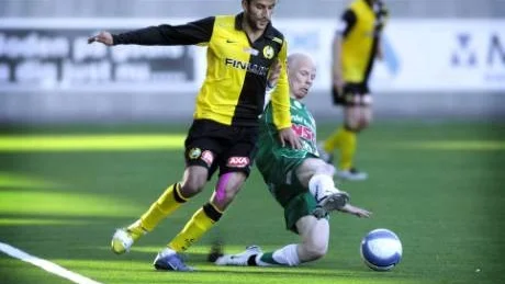 Duktig. Erik Lantto var en av de bättre spelarna i hemmalaget när Boden träningsspelade mot allsvenska Hammarby. Erkan Zengin hade flera duster med Johan Isaksson i den första halvleken. I andra fick han tampas med Erik Lantto och Peter Sedunov.Foto: PETRA ISAKSSON