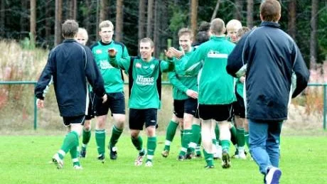 SERIESEGRARE. Jens Larsson och kompani jublade efter 5-0-segern i toppmötet mot Hedens IF. Trots att tre omgångar återstår innebar segern att Baik blir laget från södra fyran som får kvala till division III i höst. Foto: MATS BENGTSSON