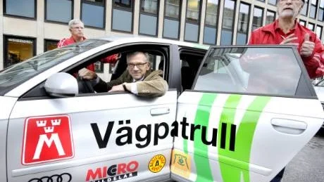 SNÅLKÖRNING. Karl Petersen fick en lektion i hur man kör bil på ett mer ekonomiskt sätt. Sedan ska även kommunborna informeras på hemsidan. Motormännens Ivar Sallqvist och Lars Aarne Nilsson var det som uppvaktade kommunen i frågan.