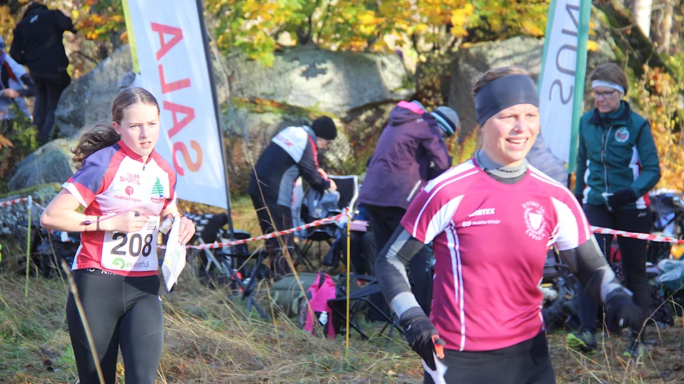 Ida Pettersson, Järfälla och Helena Linefur, Rasbo stormar mot mål i Oktoberracet, den senaste stora orienteringstävlingen i skogarna utanför Enköping. I april är det åter dags för Enenracet, som avgörs i Lillkyrka.