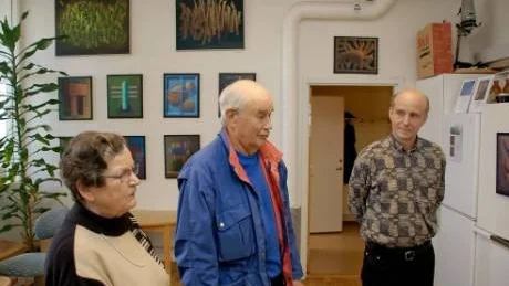 BESÖK. Eva och Lennart Rönnlund besökte Roger Sandberg under söndagens arrangemang med Öppen ateljé.