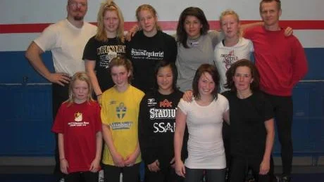 HÅRDTRÄNING. Tjejer från hela länet var den gångna helgen på fristilsläger i Boden. Där fick de lära sig olika tekniker och grepp av flerfaldige svenske mästaren och landslagstränaren Patrik Magnusson. Foto: NIKLAS BERGLUND