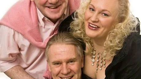 NÄSTAN SVERIGEPREMIÄR. Göran Forsmark, Sofia Bach och Jacob Nordenson i Drömkvinnan.