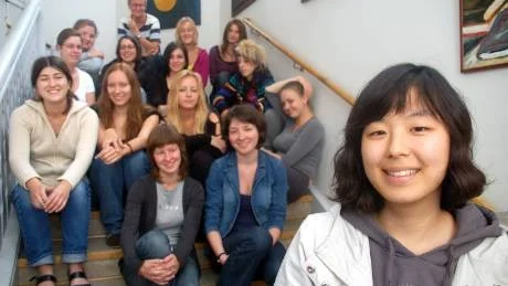 FRÅN HELA VÄRLDEN. Unga universitetsstudenter från hela världen har kommit till Haparanda för att studera svenska. Sunkyung Park från Sydkorea i förgrunden.